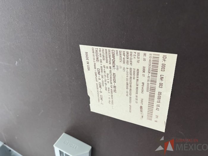 Lote 007 - Mesa de sala de juntas para 16 personas con accesorios para conexiones y base metálica - Imagen 5