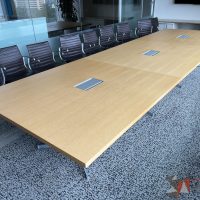 Lote 007 - Mesa de sala de juntas para 16 personas con accesorios para conexiones y base metálica - Imagen 4