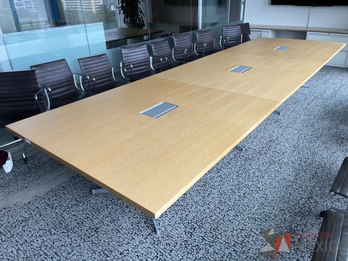 Lote 007 - Mesa de sala de juntas para 16 personas con accesorios para conexiones y base metálica - Imagen 4