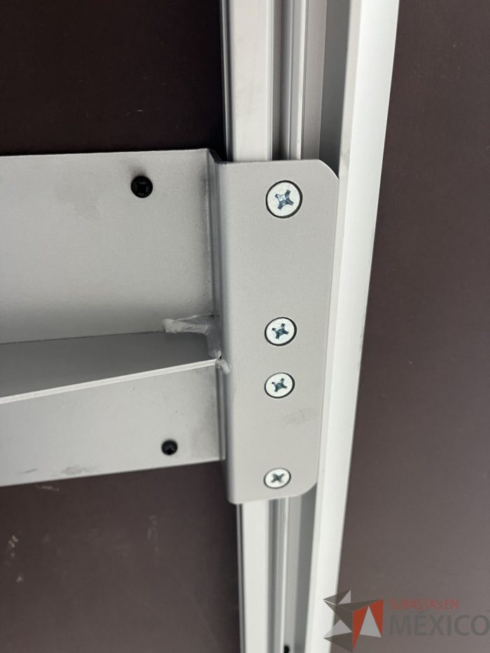 Lote 007 - Mesa de sala de juntas para 16 personas con accesorios para conexiones y base metálica - Imagen 3