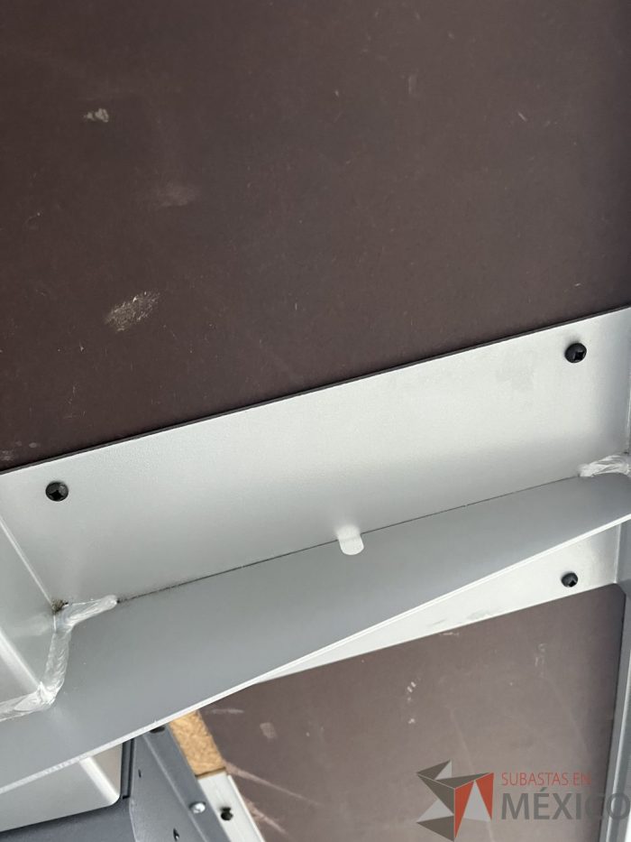 Lote 007 - Mesa de sala de juntas para 16 personas con accesorios para conexiones y base metálica - Imagen 2