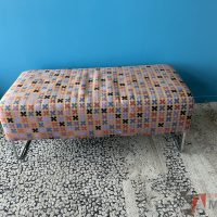 Lote 009 - 2 Taburetes rectangulares con asiento en tela Modelo: QUARTR VIOLET - Imagen 5