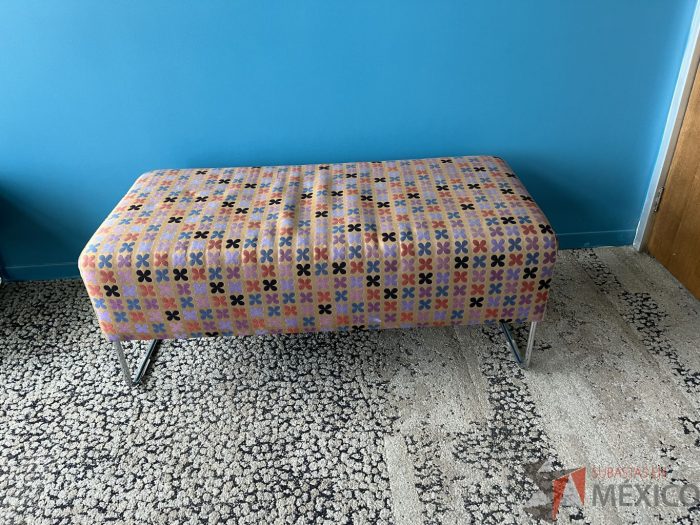 Lote 009 - 2 Taburetes rectangulares con asiento en tela Modelo: QUARTR VIOLET - Imagen 5