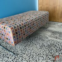 Lote 009 - 2 Taburetes rectangulares con asiento en tela Modelo: QUARTR VIOLET - Imagen 4