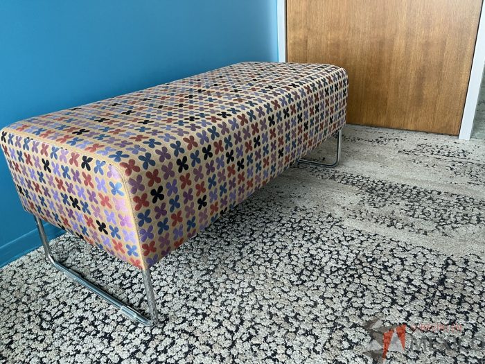 Lote 009 - 2 Taburetes rectangulares con asiento en tela Modelo: QUARTR VIOLET - Imagen 4