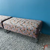 Lote 009 - 2 Taburetes rectangulares con asiento en tela Modelo: QUARTR VIOLET - Imagen 3