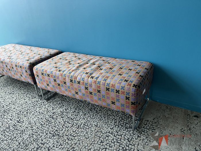Lote 009 - 2 Taburetes rectangulares con asiento en tela Modelo: QUARTR VIOLET - Imagen 3