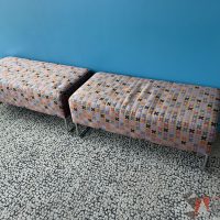 Lote 009 - 2 Taburetes rectangulares con asiento en tela Modelo: QUARTR VIOLET
