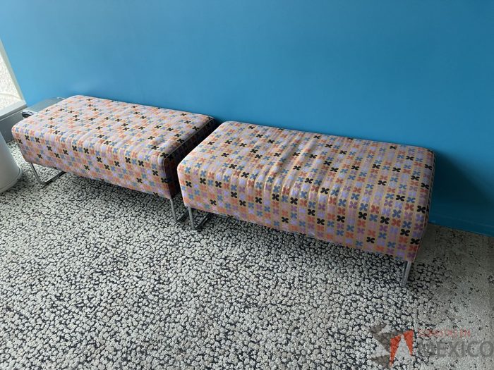 Lote 009 - 2 Taburetes rectangulares con asiento en tela Modelo: QUARTR VIOLET