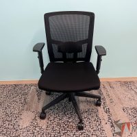 Lote 020 - Silla negra operativa con ruedas, descansa brazo, asiento en tela y respaldo en malla