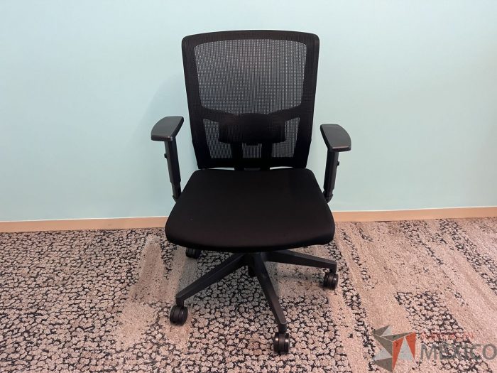 Lote 020 - Silla negra operativa con ruedas, descansa brazo, asiento en tela y respaldo en malla - Imagen 4