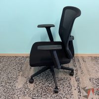 Lote 020 - Silla negra operativa con ruedas, descansa brazo, asiento en tela y respaldo en malla - Imagen 3