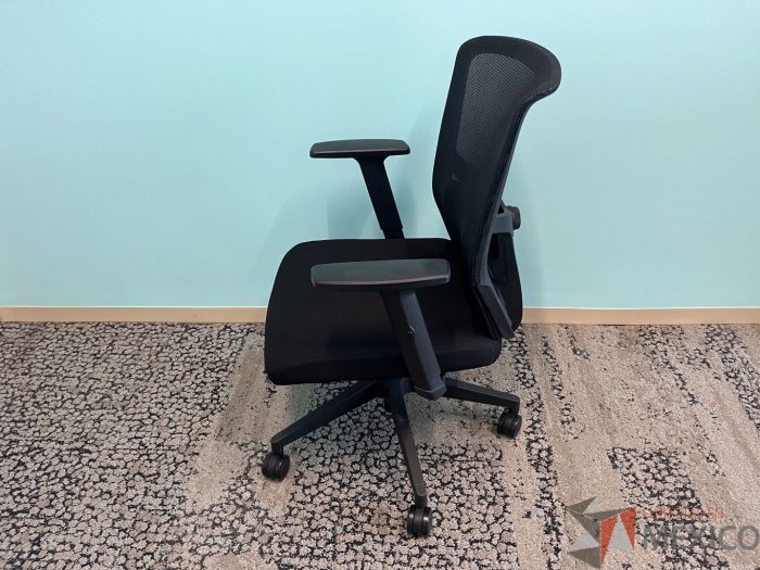 Lote 020 - Silla negra operativa con ruedas, descansa brazo, asiento en tela y respaldo en malla - Imagen 3