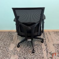 Lote 020 - Silla negra operativa con ruedas, descansa brazo, asiento en tela y respaldo en malla - Imagen 2