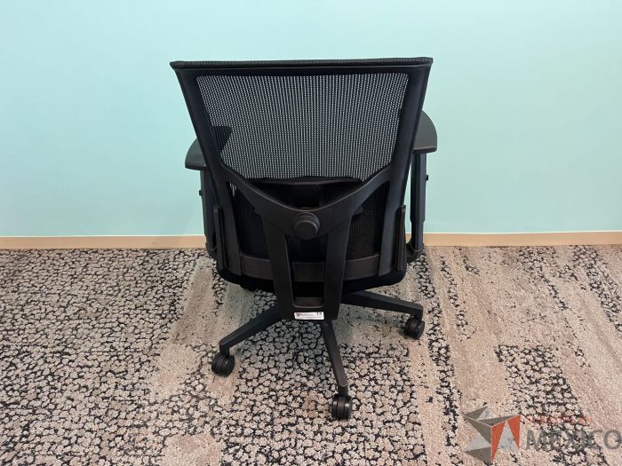 Lote 020 - Silla negra operativa con ruedas, descansa brazo, asiento en tela y respaldo en malla - Imagen 2