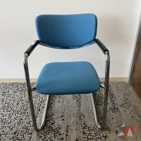 Lote 076 - Silla de vista Haworth con base tipo trineo asiento y respaldo en tela azul cielo