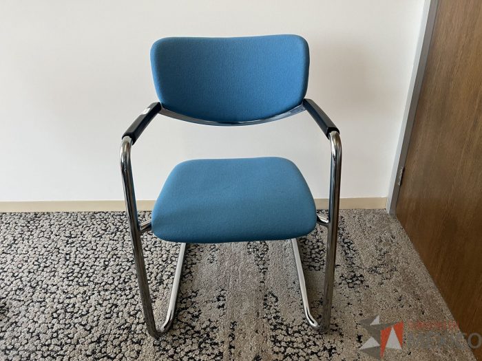 Lote 076 - Silla de vista Haworth con base tipo trineo asiento y respaldo en tela azul cielo - Imagen 7