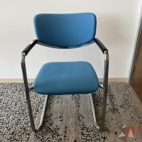 Lote 076 - Silla de vista Haworth con base tipo trineo asiento y respaldo en tela azul cielo - Imagen 6