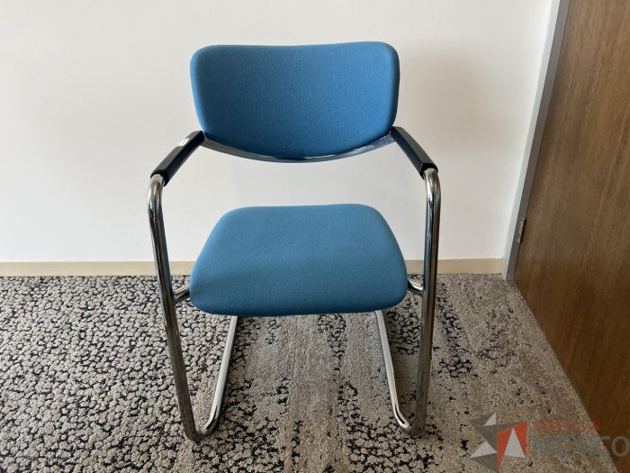 Lote 076 - Silla de vista Haworth con base tipo trineo asiento y respaldo en tela azul cielo - Imagen 6