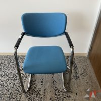 Lote 076 - Silla de vista Haworth con base tipo trineo asiento y respaldo en tela azul cielo - Imagen 5
