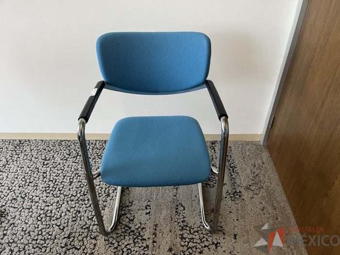 Lote 076 - Silla de vista Haworth con base tipo trineo asiento y respaldo en tela azul cielo - Imagen 5