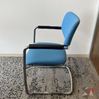 Lote 076 - Silla de vista Haworth con base tipo trineo asiento y respaldo en tela azul cielo - Imagen 4