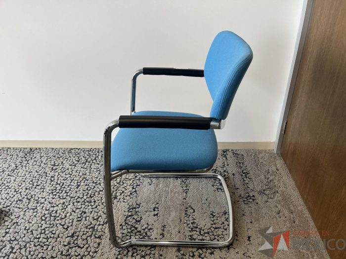 Lote 076 - Silla de vista Haworth con base tipo trineo asiento y respaldo en tela azul cielo - Imagen 4