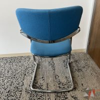 Lote 076 - Silla de vista Haworth con base tipo trineo asiento y respaldo en tela azul cielo - Imagen 2
