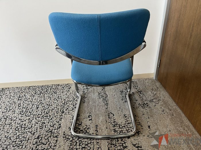 Lote 076 - Silla de vista Haworth con base tipo trineo asiento y respaldo en tela azul cielo - Imagen 2