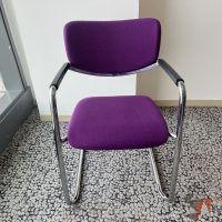 Lote 027 - Silla de vista Haworth con base tipo trineo asiento y respaldo en tela morada