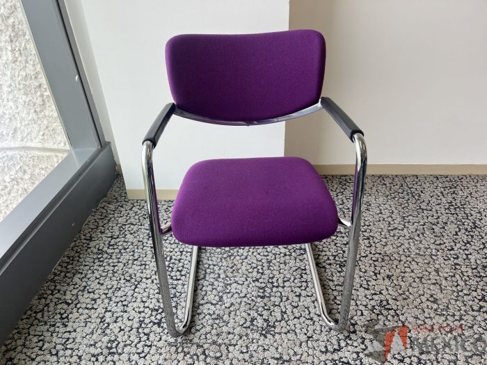 Lote 027 - Silla de vista Haworth con base tipo trineo asiento y respaldo en tela morada - Imagen 7