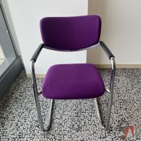 Lote 027 - Silla de vista Haworth con base tipo trineo asiento y respaldo en tela morada - Imagen 6