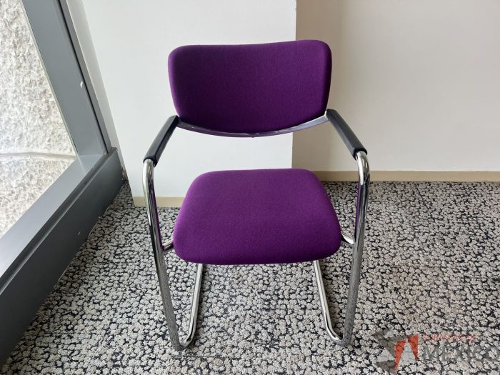 Lote 027 - Silla de vista Haworth con base tipo trineo asiento y respaldo en tela morada - Imagen 6