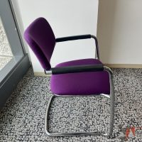Lote 027 - Silla de vista Haworth con base tipo trineo asiento y respaldo en tela morada - Imagen 5