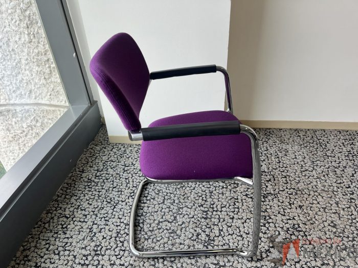 Lote 027 - Silla de vista Haworth con base tipo trineo asiento y respaldo en tela morada - Imagen 5