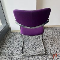 Lote 027 - Silla de vista Haworth con base tipo trineo asiento y respaldo en tela morada - Imagen 4