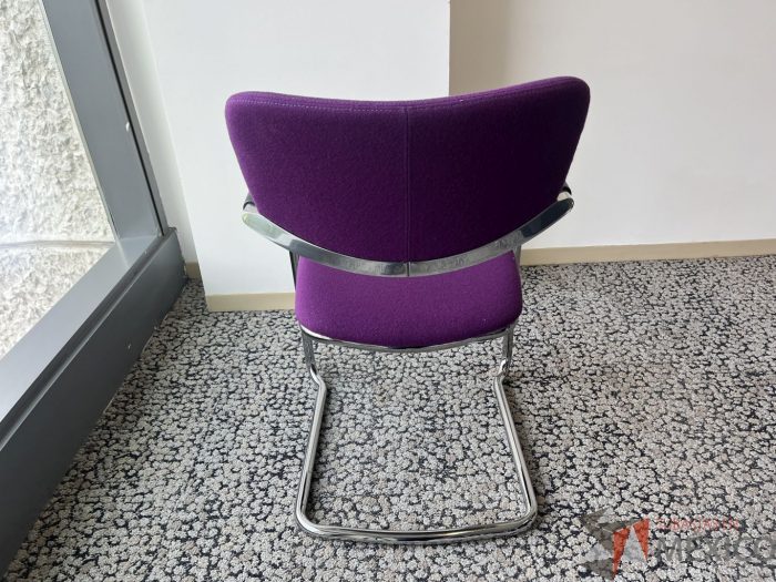 Lote 027 - Silla de vista Haworth con base tipo trineo asiento y respaldo en tela morada - Imagen 4