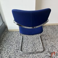 Lote 029 - Silla de vista Haworth con base tipo trineo asiento y respaldo en tela rey - Imagen 2