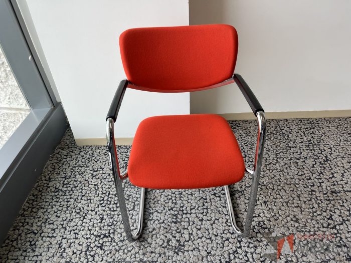 Lote 089 - Silla de vista Haworth con base tipo trineo asiento y respaldo en tela naranja - Imagen 4