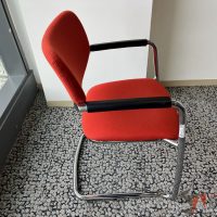 Lote 089 - Silla de vista Haworth con base tipo trineo asiento y respaldo en tela naranja - Imagen 3