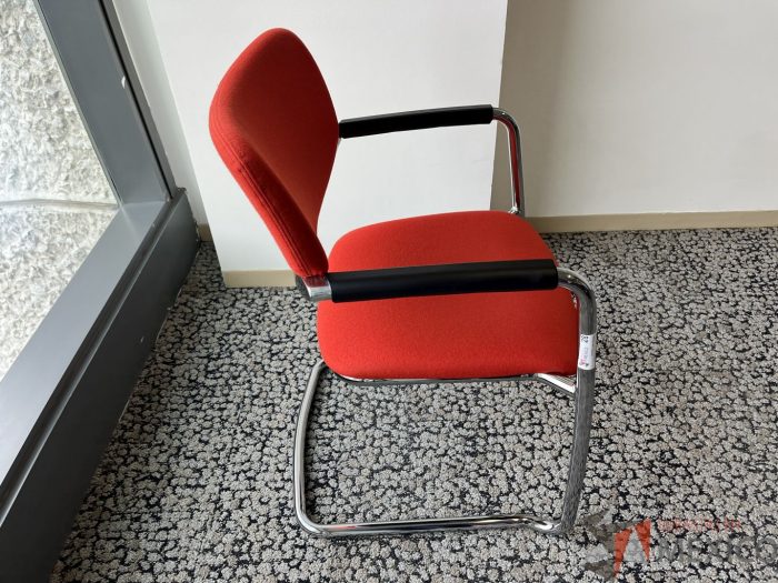 Lote 089 - Silla de vista Haworth con base tipo trineo asiento y respaldo en tela naranja - Imagen 3