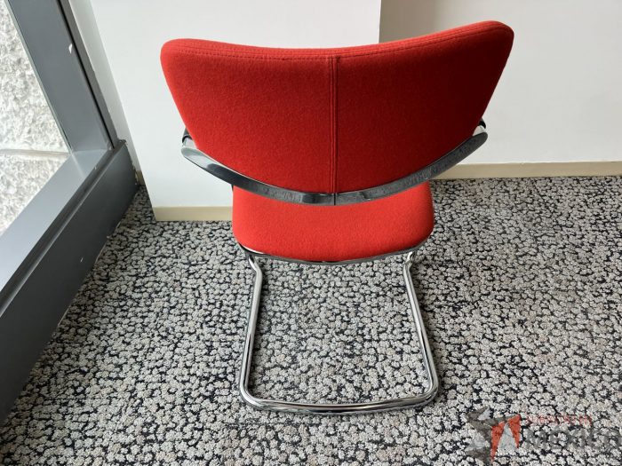 Lote 089 - Silla de vista Haworth con base tipo trineo asiento y respaldo en tela naranja - Imagen 2