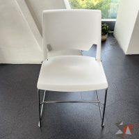 Lote 097 - Silla de comedor blanca con base tipo trineo Haworth
