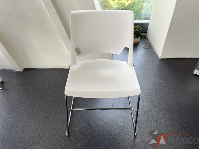 Lote 097 - Silla de comedor blanca con base tipo trineo Haworth - Imagen 6