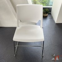 Lote 097 - Silla de comedor blanca con base tipo trineo Haworth - Imagen 5