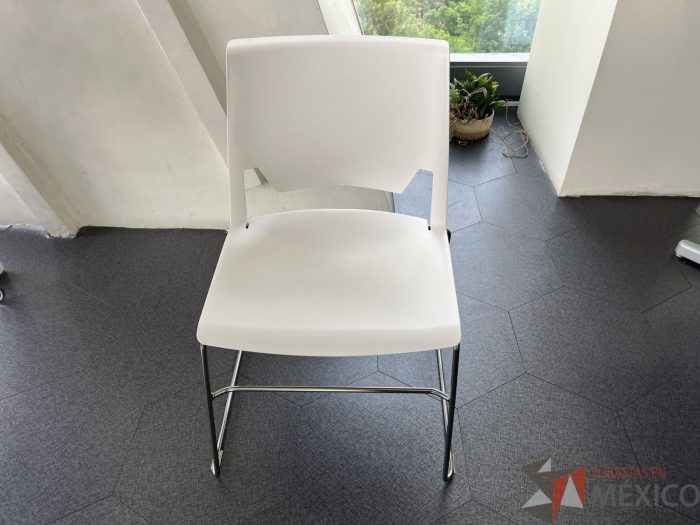 Lote 097 - Silla de comedor blanca con base tipo trineo Haworth - Imagen 5