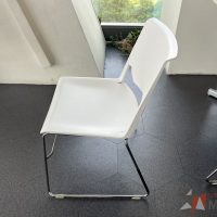 Lote 097 - Silla de comedor blanca con base tipo trineo Haworth - Imagen 4