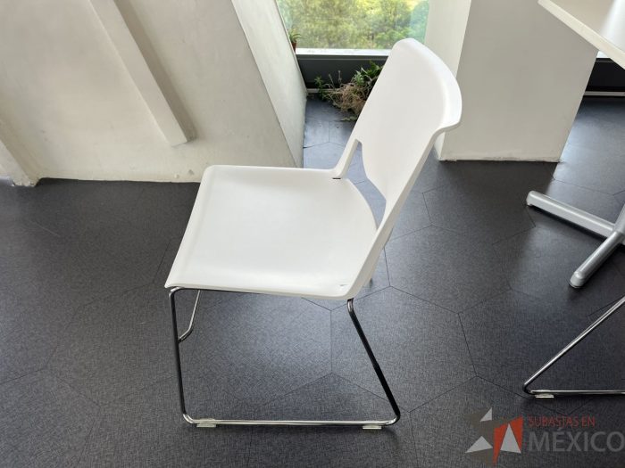 Lote 097 - Silla de comedor blanca con base tipo trineo Haworth - Imagen 4