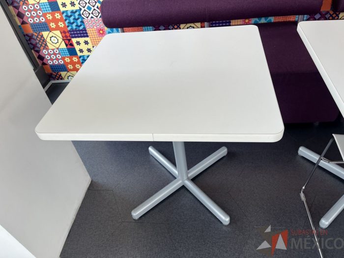 Lote 104 - Mesa de comedor con base metálica - Imagen 4