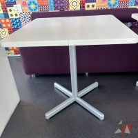 Lote 104 - Mesa de comedor con base metálica - Imagen 3